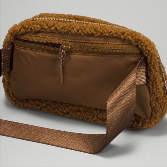 LULULEMON NWT fleece belt bag. - Picture 4 of 6
